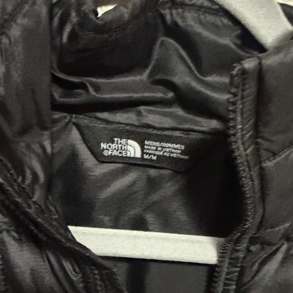 The North Face Men’s Quilted Black Puffer Jacket - Picture 2 of 3